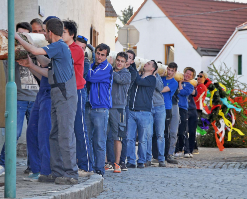 Maibaumaufstellen durch die Katholische Jugend Eibesthal