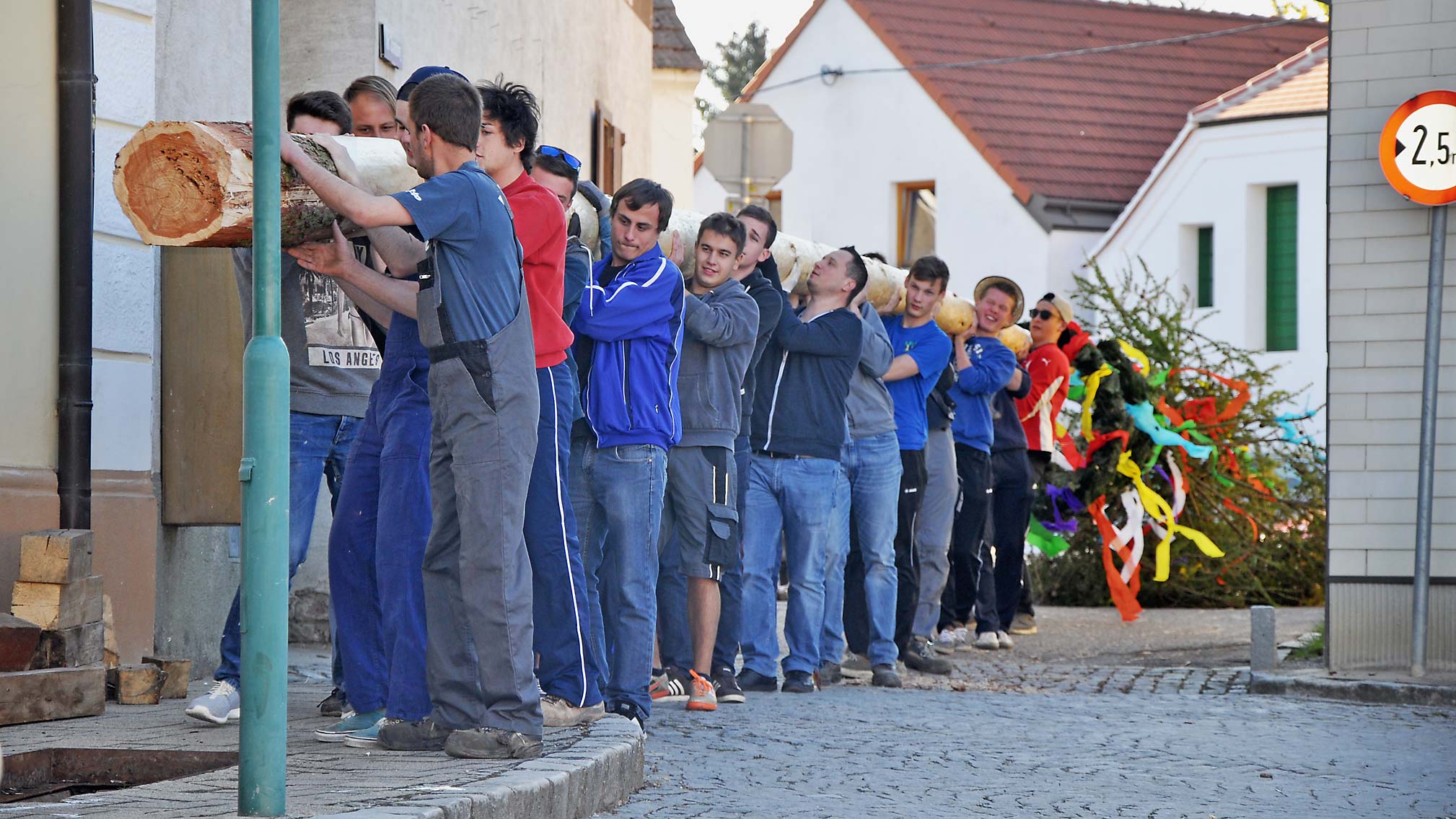 Maibaumaufstellen durch die Katholische Jugend Eibesthal