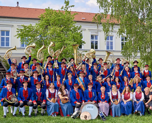 Der Musikverein Eibesthal zum 50. Gründungsjubiläum im Jahr 2018 vor dem Musikerheim