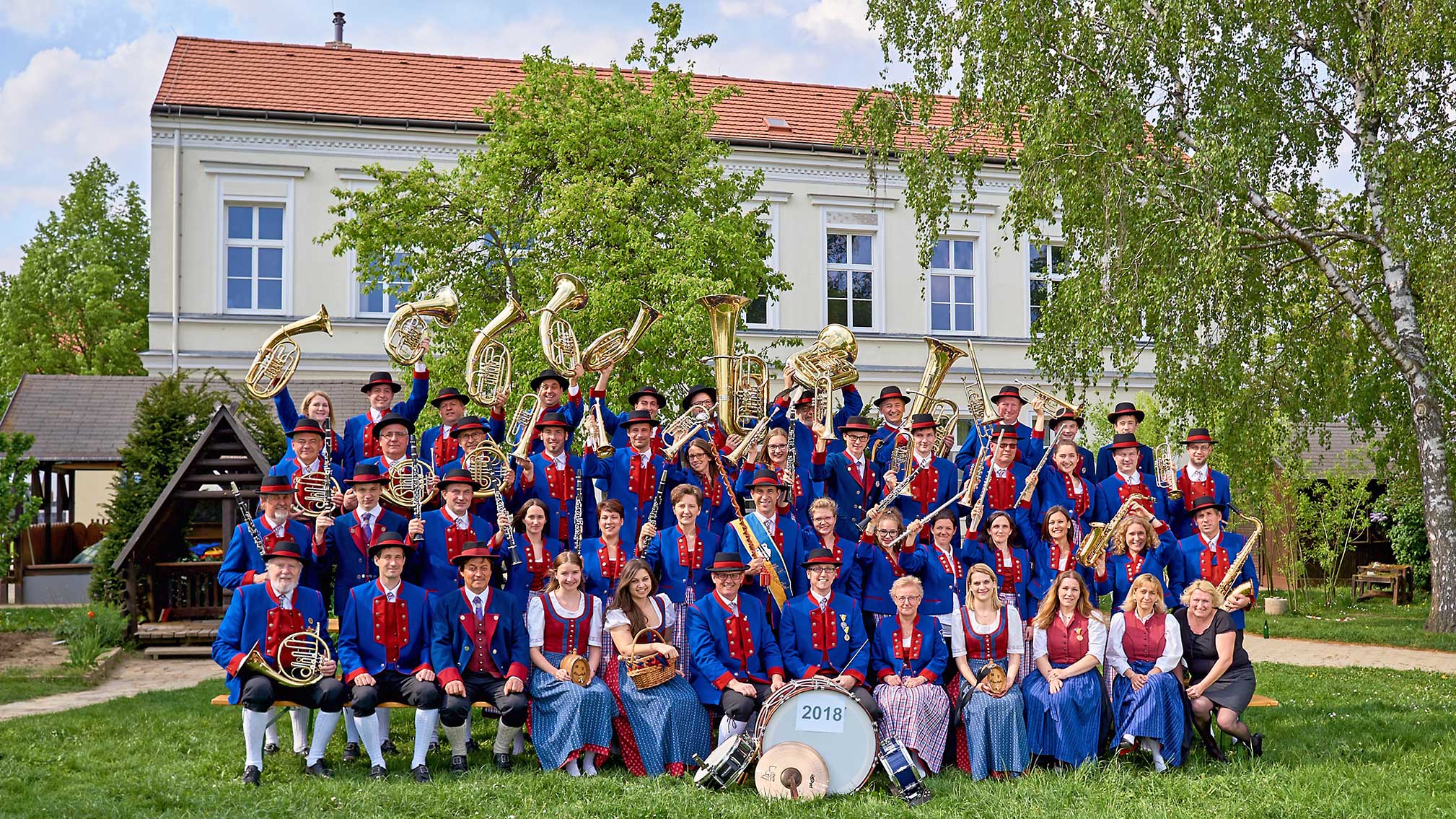 Der Musikverein Eibesthal zum 50. Gründungsjubiläum im Jahr 2018 vor dem Musikerheim